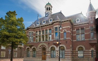 Historisch bankgebouw in Dordrecht Historisch bankgebouw in Dordrecht