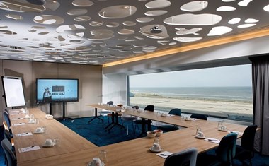 Vergaderen met uitzicht op duinen en zee Vergaderen met uitzicht op duinen en zee