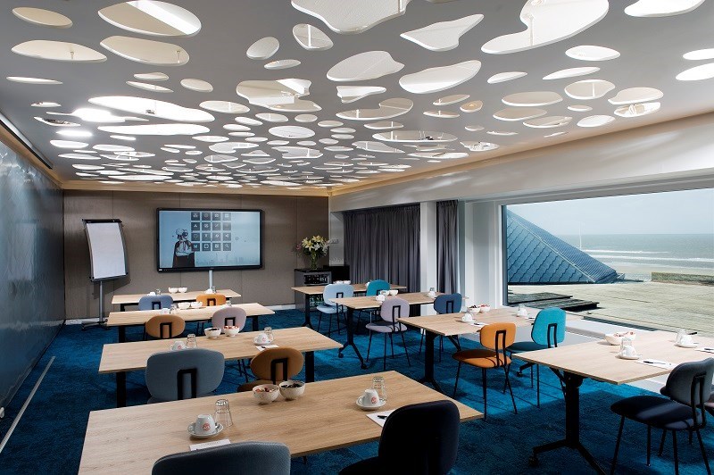 Vergaderen met uitzicht op duinen en zee