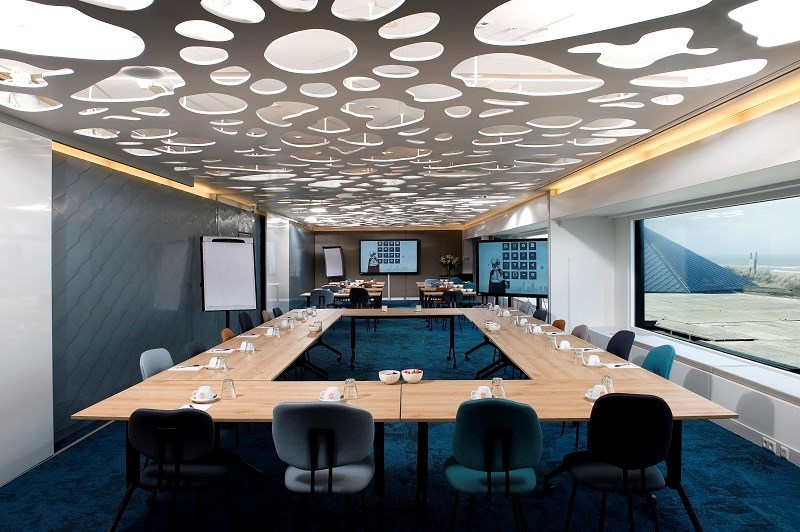 Vergaderen met uitzicht op duinen en zee