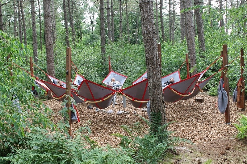 Zwevend vergaderen in een hangmat het bos in Brabant