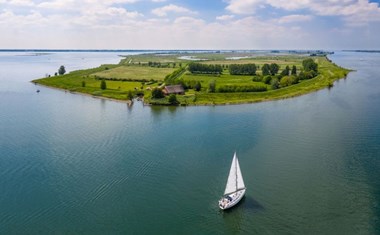 Vergaderen op een onbekend natuureilandje in Nederland Vergaderen op een onbekend natuureilandje in Nederland