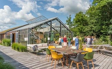 Ecologische vergaderlocatie met 18 stijvolle eenpersoons-slaapkamers Ecologische vergaderlocatie met 18 stijvolle eenpersoons-slaapkamers