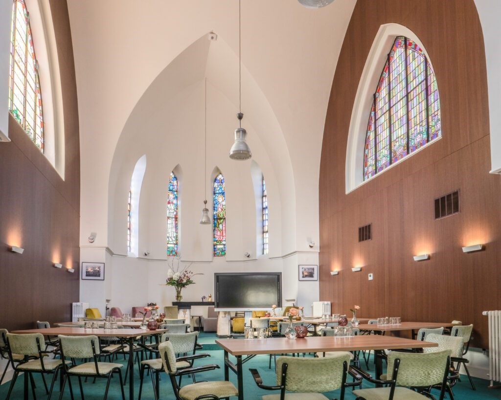 Vergaderen in een oude Kloosterkapel in Den Bosch