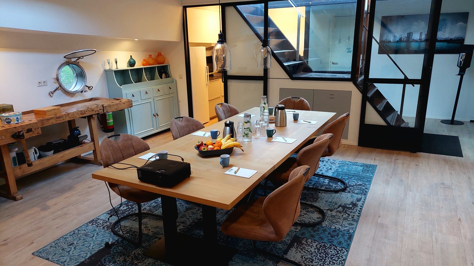 Vergaderen op een schip in het centrum van Rotterdam