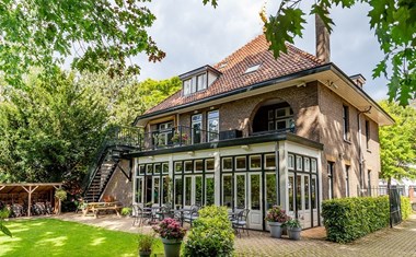 Bijzonder vergaderen in een villa uit 1927 Bijzonder vergaderen in een villa uit 1927