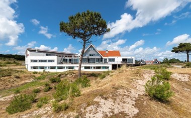 Vergaderlocatie bovenop een duin op Terschelling Vergaderlocatie bovenop een duin op Terschelling