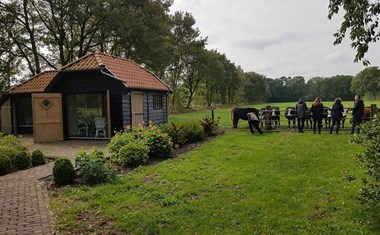 Vergaderen in een hedendaags Kippenhok Vergaderen in een hedendaags Kippenhok
