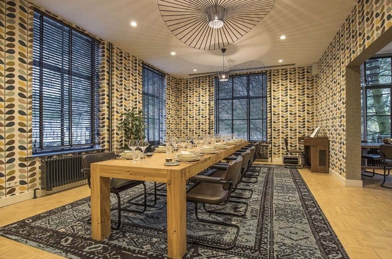 Vergaderen in een retro huiskamer Vergaderen in een retro huiskamer