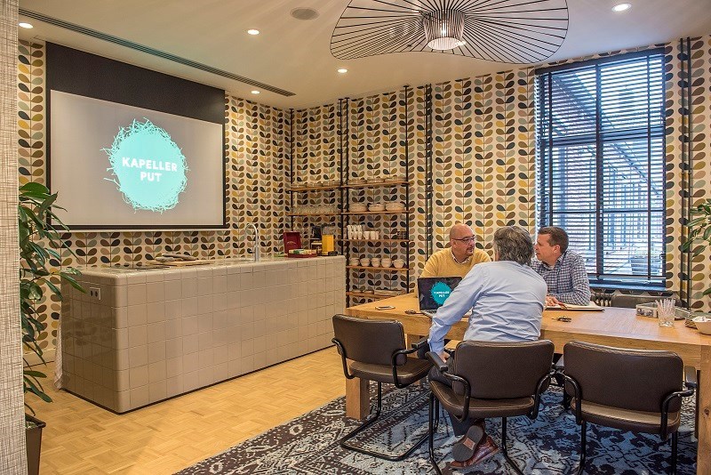 Vergaderen in een retro huiskamer