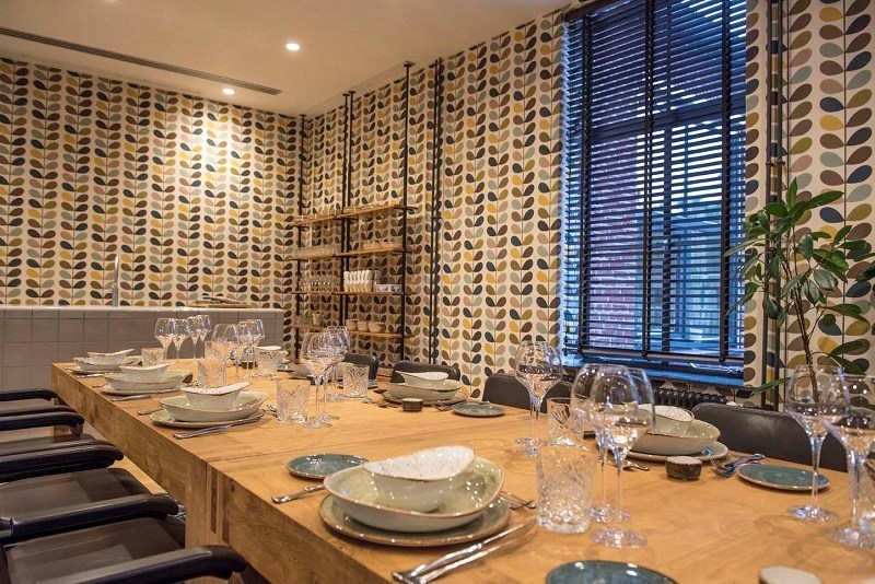 Vergaderen in een retro huiskamer