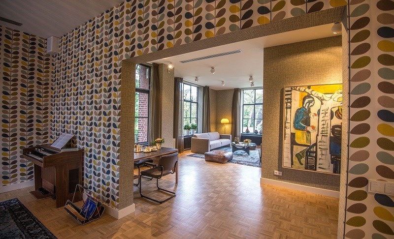 Vergaderen in een retro huiskamer