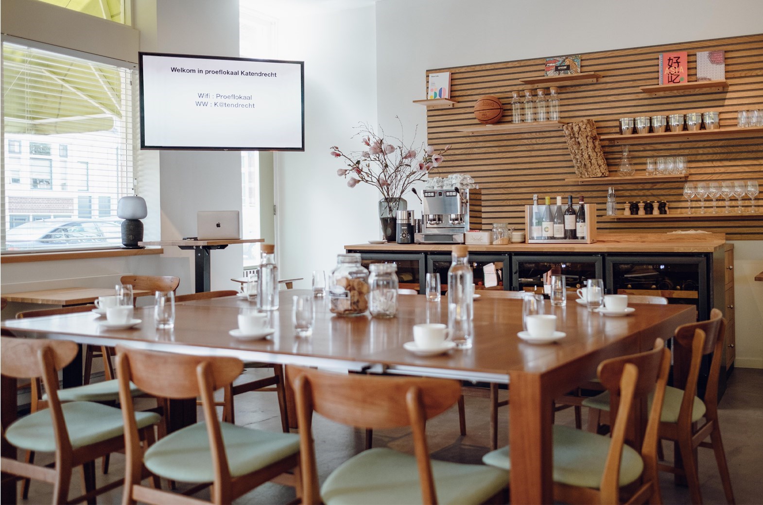 Vergaderen in een Proeflokaal in Katendrecht