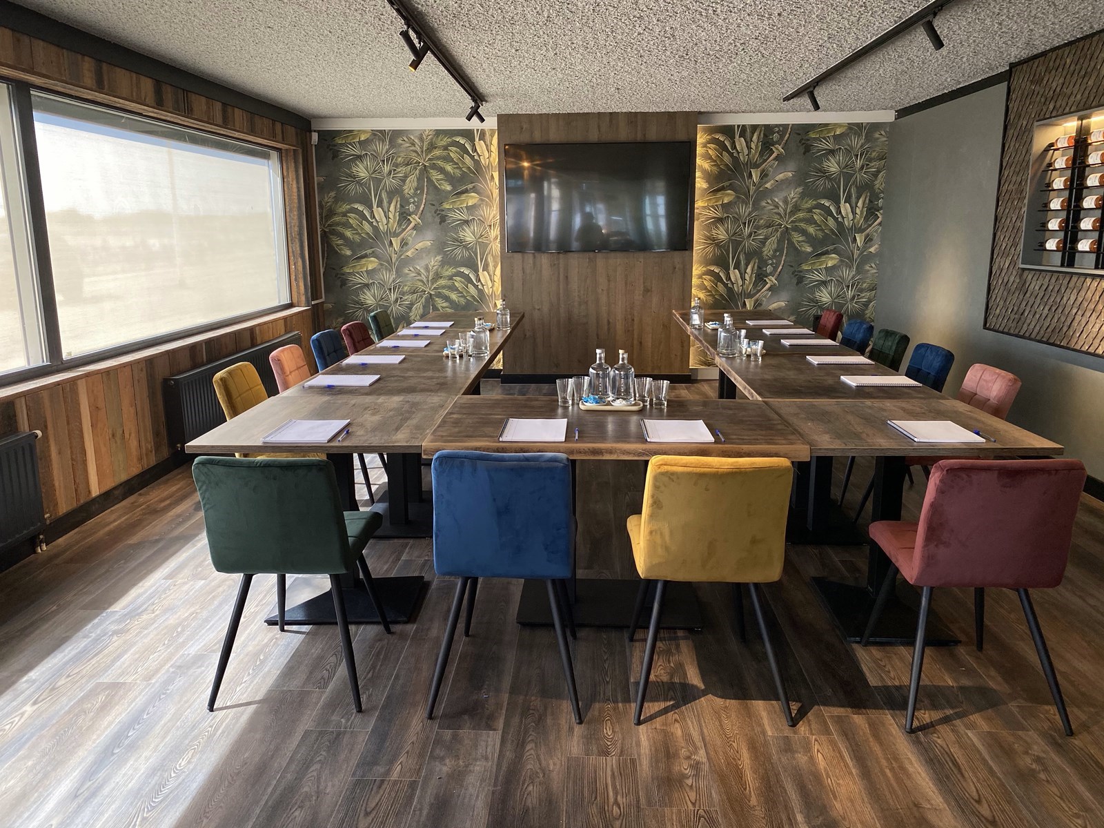 Vergaderen op de boulevard met zeezicht