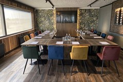 Vergaderen op de boulevard met zeezicht Vergaderen op de boulevard met zeezicht