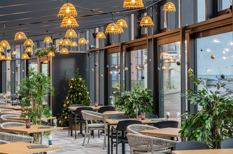 Vergaderen op de boulevard met zeezicht Vergaderen op de boulevard met zeezicht