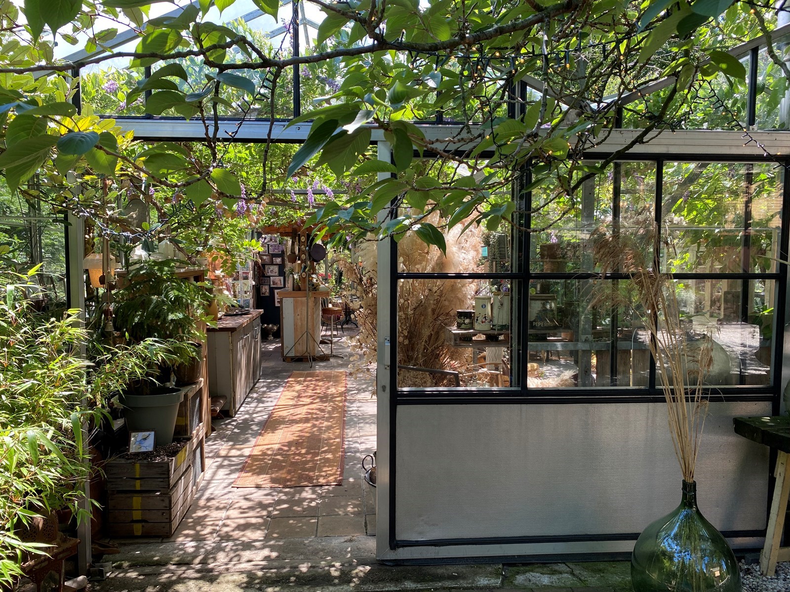 Vergaderen in een vintage kas in geheime bostuin