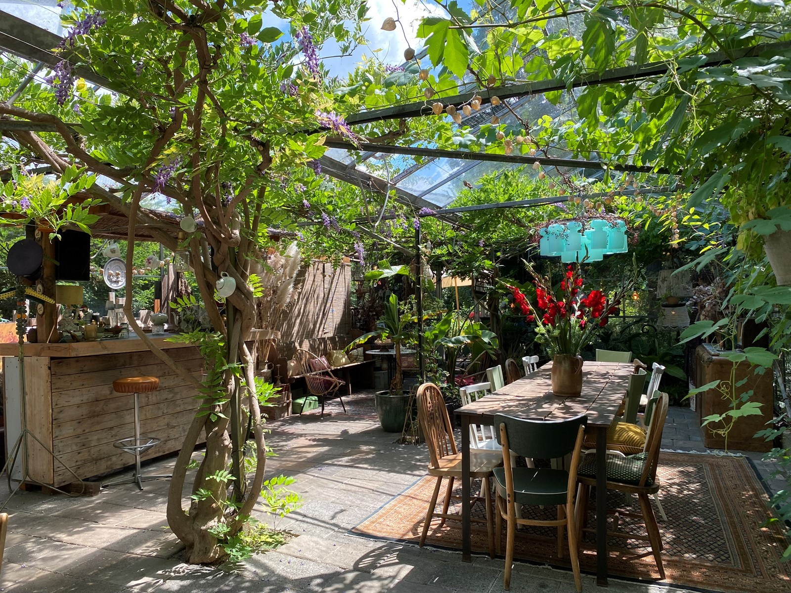 Vergaderen in een vintage kas in geheime bostuin