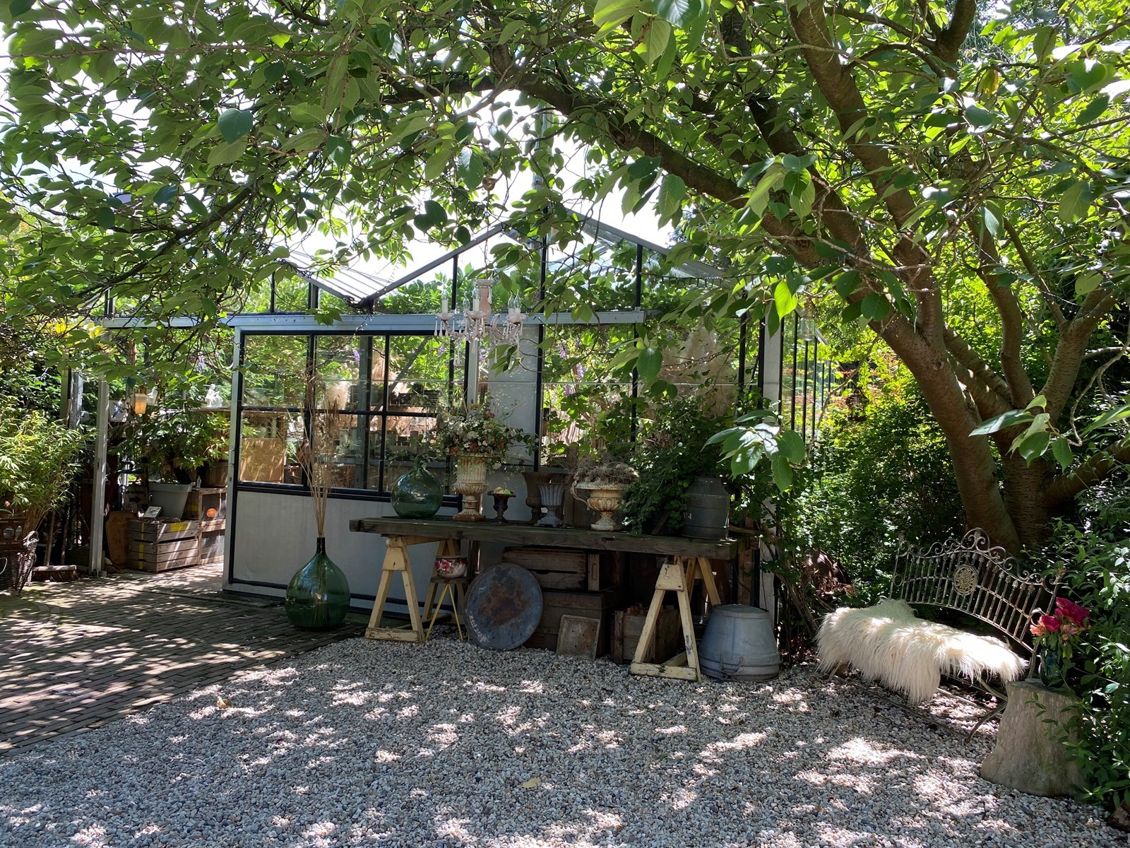 Vergaderen in een vintage kas in geheime bostuin