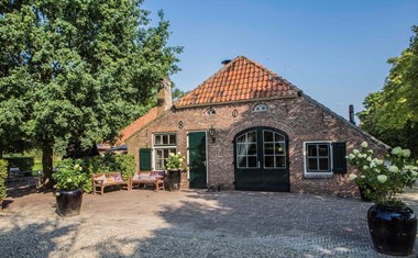 Monumentale hoeve tussen weilanden en boomgaarden Monumentale hoeve tussen weilanden en boomgaarden