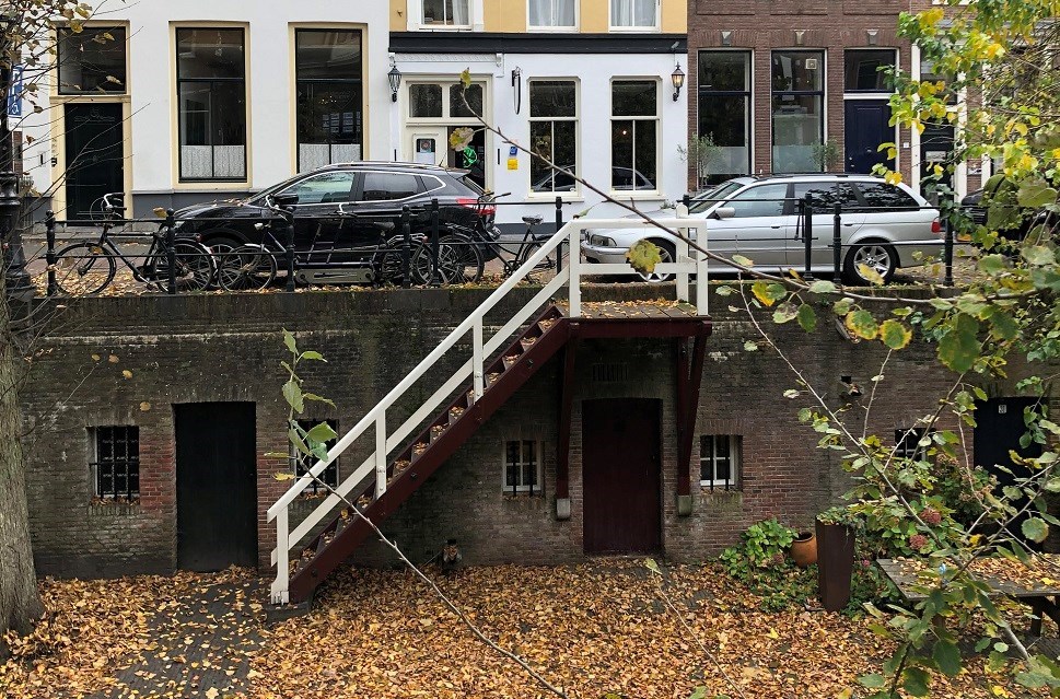 Vergaderen in een Werfkelder aan de Utrechtse gracht