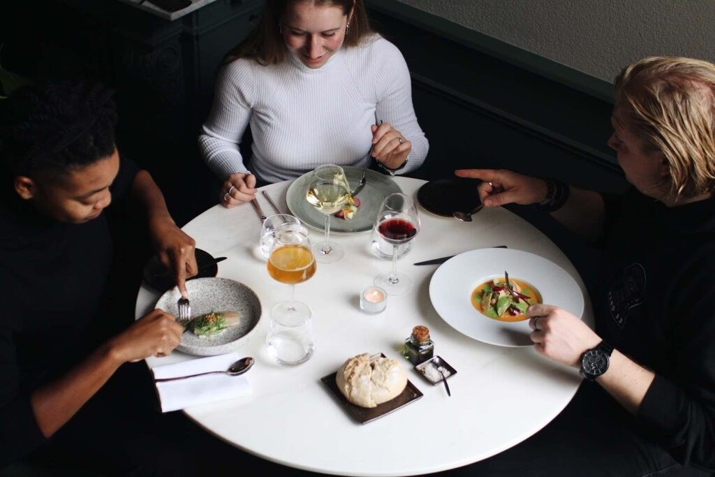 Vergaderen in een Werfkelder aan de Utrechtse gracht