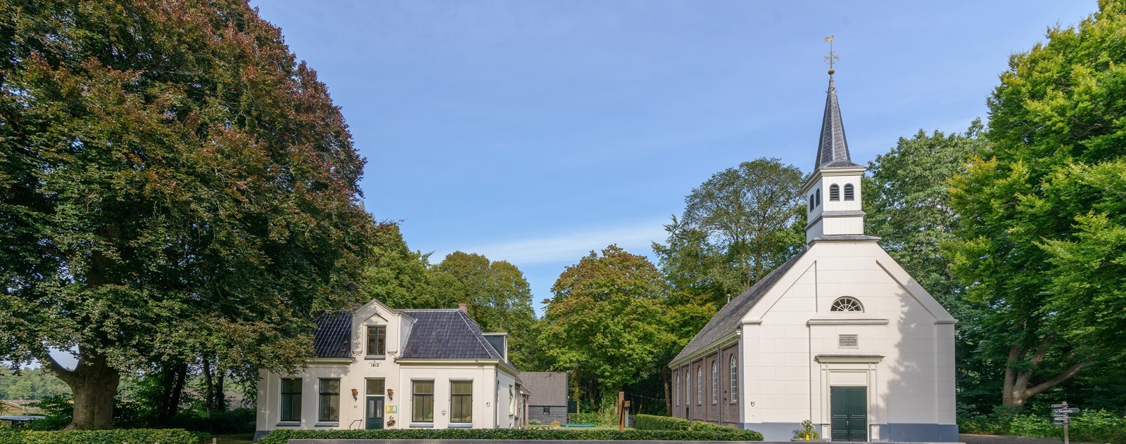 Vergaderen in een Koloniekerkje