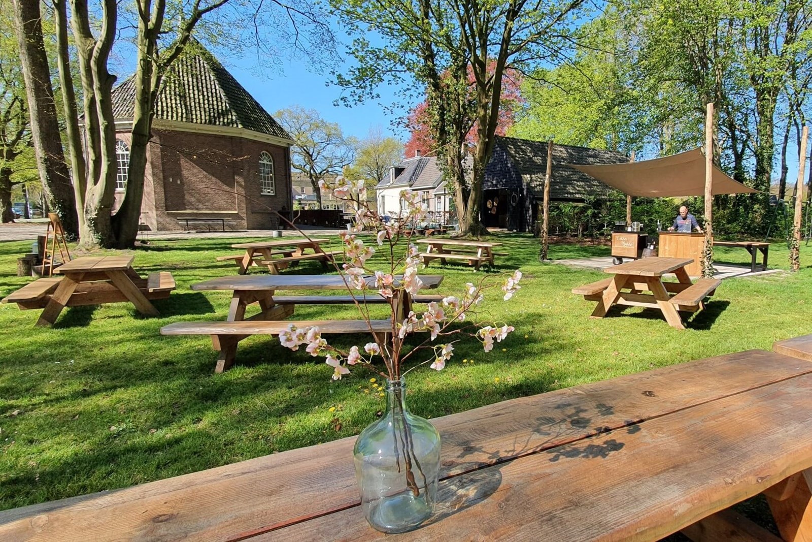 Vergaderen in een Koloniekerkje