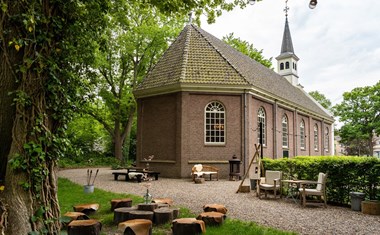 Vergaderen in een Koloniekerkje Vergaderen in een Koloniekerkje
