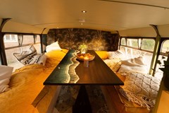 Vergaderen in een oude Engelse dubbeldekker bus uit 1976 Vergaderen in een oude Engelse dubbeldekker bus uit 1976