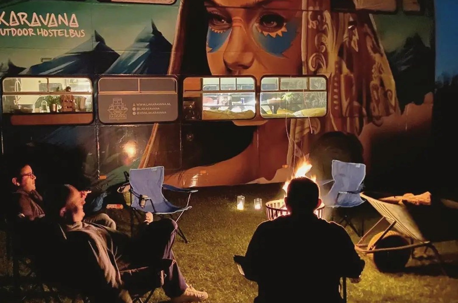 Vergaderen in een oude Engelse dubbeldekker bus uit 1976