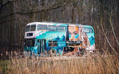 Vergaderen in een oude Engelse dubbeldekker bus uit 1976 Vergaderen in een oude Engelse dubbeldekker bus uit 1976