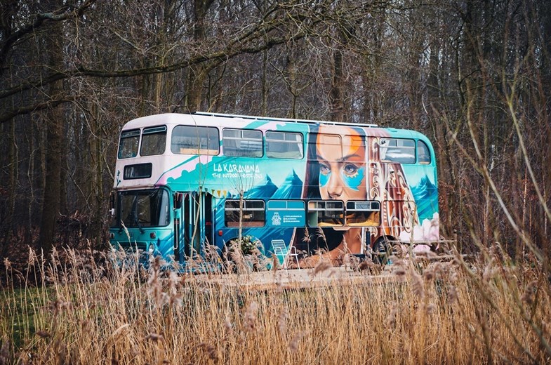 Vergaderen in een oude Engelse dubbeldekker bus uit 1976 Vergaderen in een oude Engelse dubbeldekker bus uit 1976