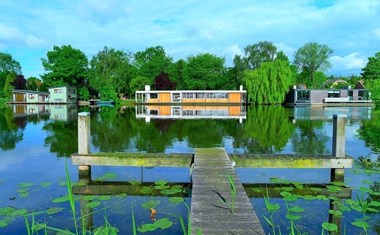 Bijzondere vergaderlocatie op een woonboot op de Vecht Bijzondere vergaderlocatie op een woonboot op de Vecht
