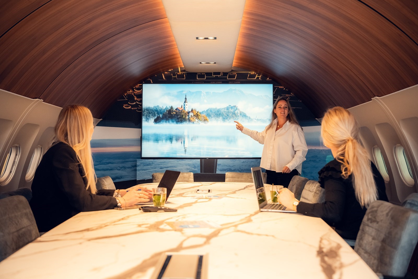 Vergaderen in de romp van een Boeing