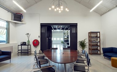 Vergaderen in een oude Melkfabriek vlakbij Amsterdam Vergaderen in een oude Melkfabriek vlakbij Amsterdam