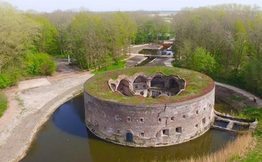 Vergaderen in een voormalige munitie opslagplaats in een Fort Vergaderen in een voormalige munitie opslagplaats in een Fort