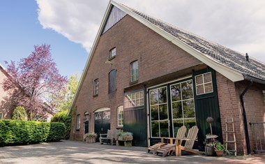 Landelijk vergaderen op een creatieve workshopboerderij Landelijk vergaderen op een creatieve workshopboerderij