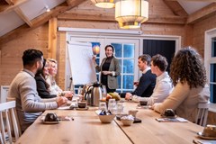 Vergaderen in een  Saksische boerderij Vergaderen in een  Saksische boerderij