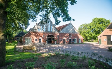Vergaderen in een Saksische boerderij Vergaderen in een Saksische boerderij