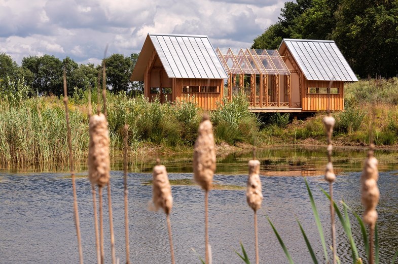 Unieke vergadercabin met uitschuifbare glazen en houten schillen gelegen in één van de grootste vlinderidylles van Nederland. Unieke vergadercabin met uitschuifbare glazen en houten schillen gelegen in één van de grootste vlinderidylles van Nederland.