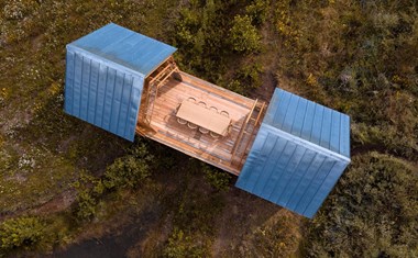 Unieke vergadercabin met uitschuifbare glazen en houten schillen Unieke vergadercabin met uitschuifbare glazen en houten schillen