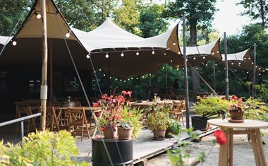 Vergaderen in een botanische tuin midden in Rotterdam Vergaderen in een botanische tuin midden in Rotterdam