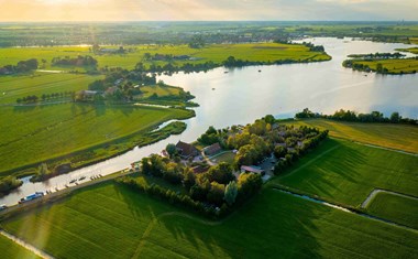 Vergaderen en overnachten in kleinschalig vakantiedorpje met schitterende Waterlodges Vergaderen en overnachten in kleinschalig vakantiedorpje met schitterende Waterlodges