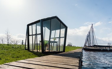 Vergaderen en overnachten in kleinschalig vakantiedorpje met schitterende Waterlodges Vergaderen en overnachten in kleinschalig vakantiedorpje met schitterende Waterlodges