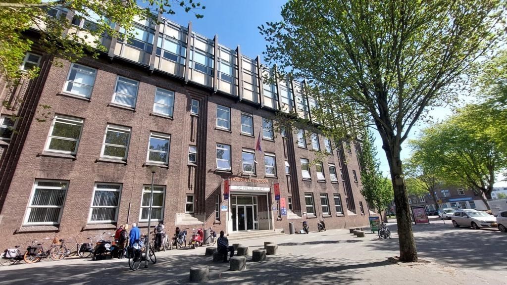 Vergaderen in de oude Technische school van Rotterdam met buurtkeuken
