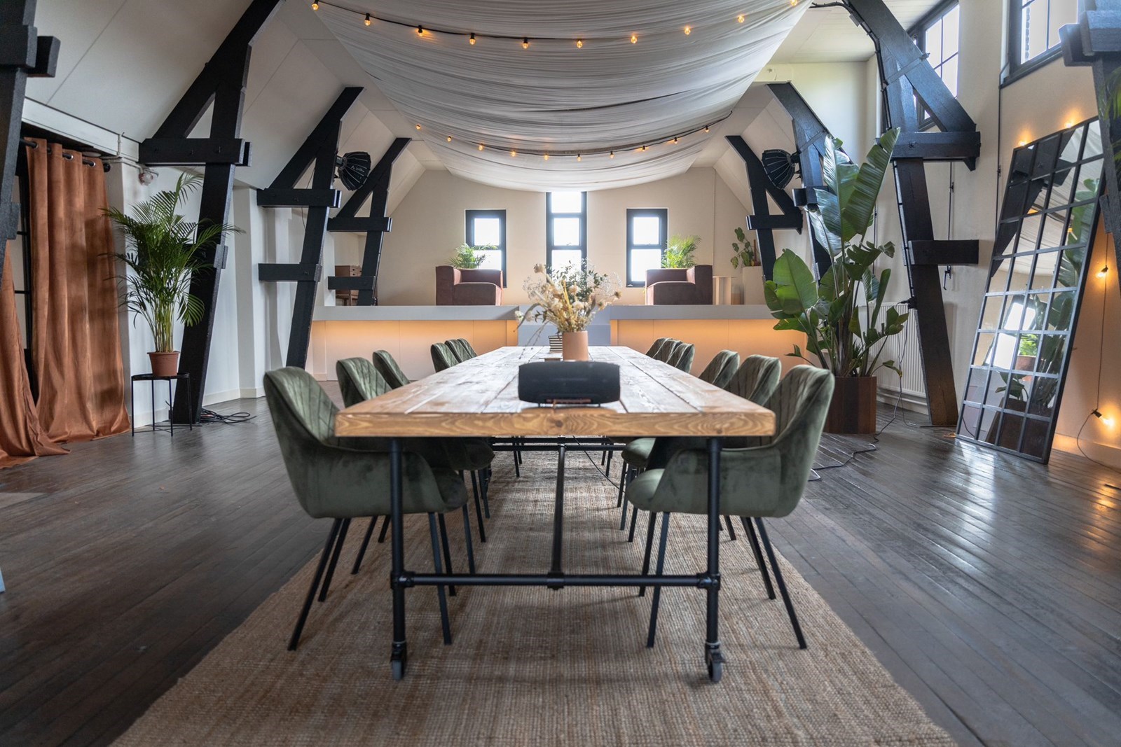 Vergaderen in de oude Technische school van Rotterdam met buurtkeuken