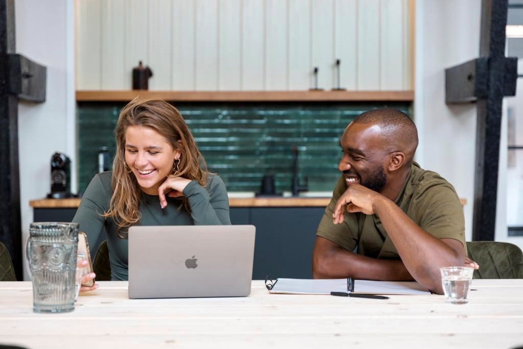Vergaderen in de oude Technische school van Rotterdam met buurtkeuken