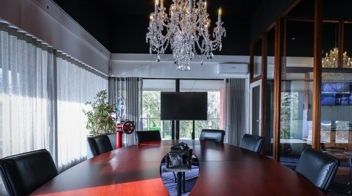 Vergaderen in een Automuseum tussen de klassieke auto's