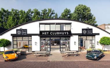 Vergaderen tussen de klassieke auto's en kunst Vergaderen tussen de klassieke auto's en kunst
